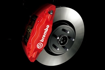 brembo製17インチ対向フロント4ポット・リヤ2ポットベンチレーテッドディスクブレーキ