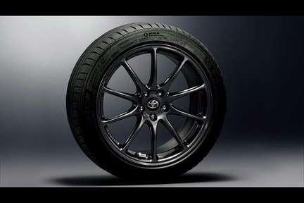 フロント：215/45R17 リヤ：235/45R17 タイヤ（ミシュランPilot Sport 4）＆フロント：7?J リヤ：8?J 専用鍛造軽量アルミホイール（RAYS製 グレーメタリック塗装）＋専用センターオーナメント