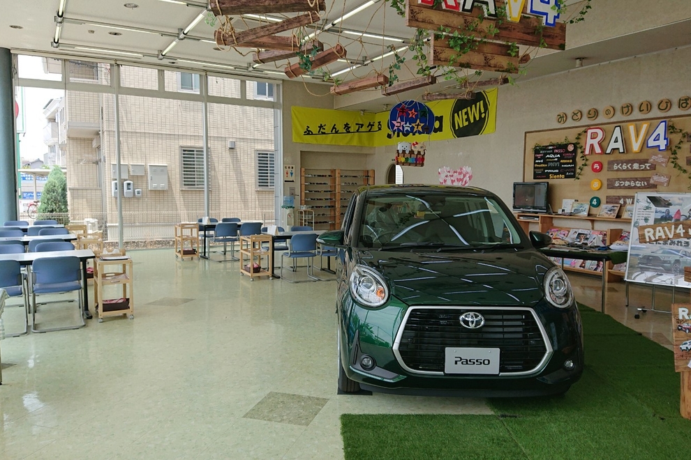トヨタカローラ中京一宮緑店内