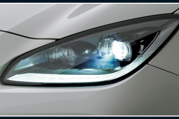 Bi-Beam LEDヘッドランプ（オートレベリング機能付＋LEDクリアランスランプ＋LEDターンランプ）点灯